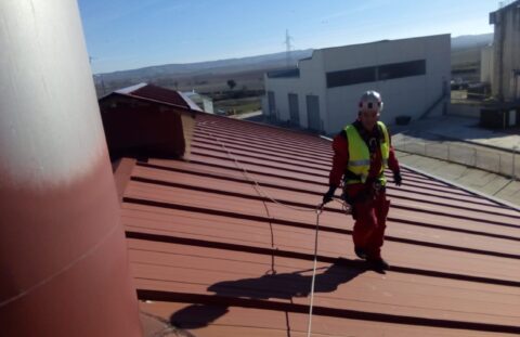 Instalación de barandillas y lineas de vida