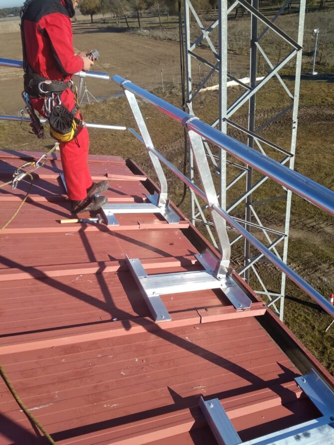 Instalación de barandillas y lineas de vida