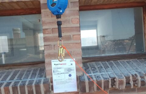 Instalación de retráctil anticaídas