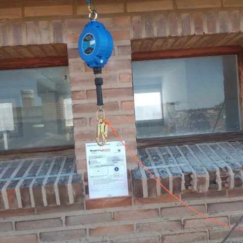 Instalación de retráctil anticaídas