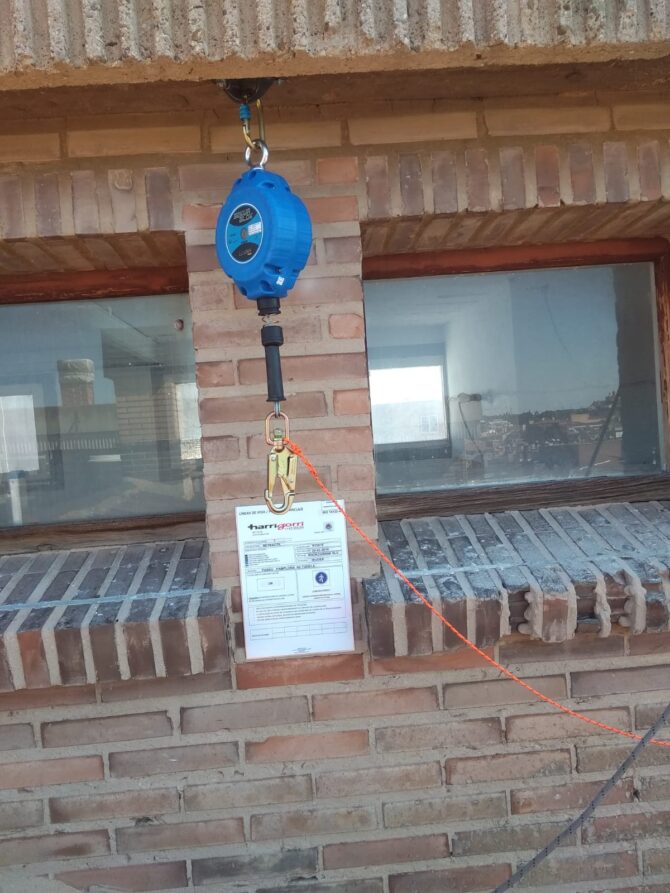Instalación de retráctil anticaídas
